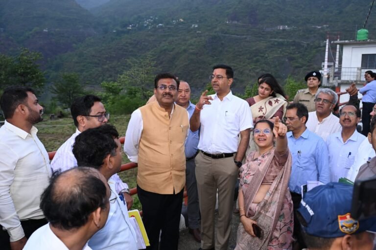 मुख्य सचिव ने टिहरी झील क्षेत्र का भ्रमण एवं पर्यटन विकास परियोजना का किया निरीक्षण