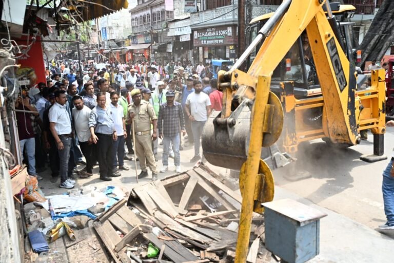 मुख्यमंत्री निर्देशन में जनपद में चलाया जा रहा है अतिक्रमण हटाओ अभियान