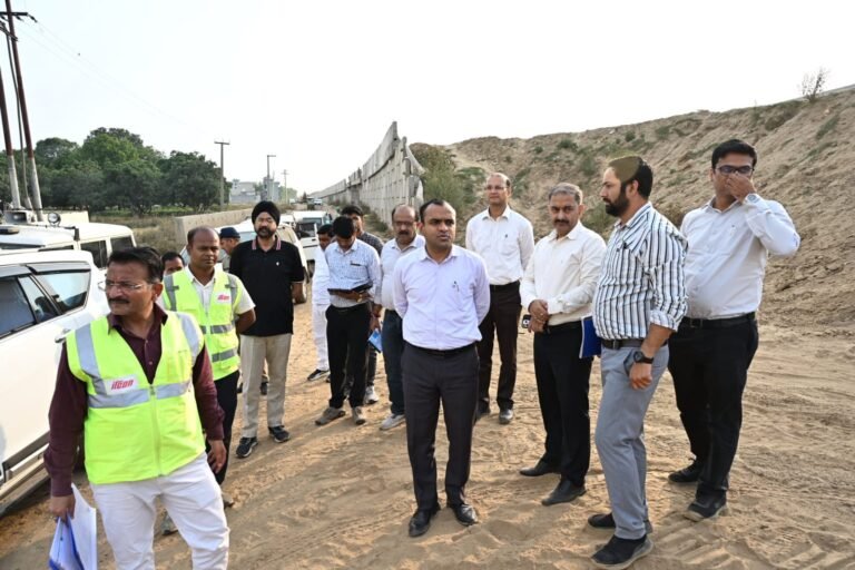 आगामी कांवड़ यात्रा एवं कुंभ मेले को सुगम एवं सुव्यवस्थित बनाने हेतु जिलाधिकारी ने फ्लाईओवर निर्माण कार्यों का किया स्थलीय निरीक्षण