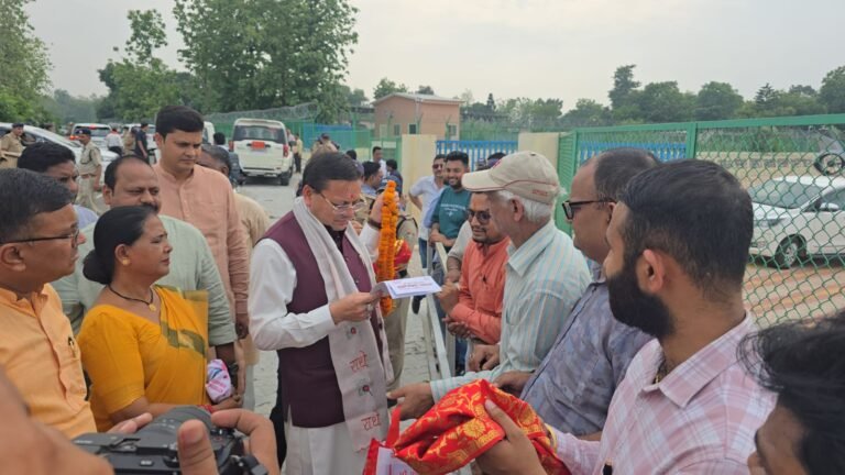मुख्यमंत्री धामी ने लोहियाहेड हेलीपैड व कैंप कार्यालय में जनसमस्याएं सुनी