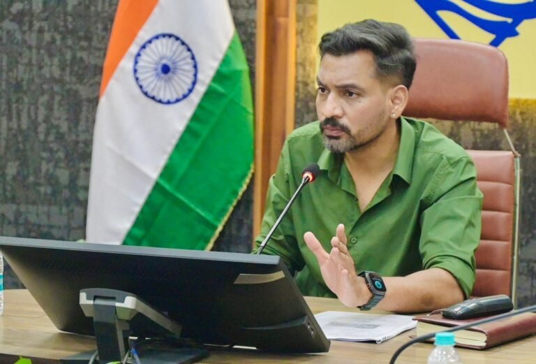 बैंकों की मनमानी पर डीएम सख्तः ‘जनता को परेशान किया तो होगी कार्रवाई, जिले का पैसा जिले के विकास में ही लगेगा’