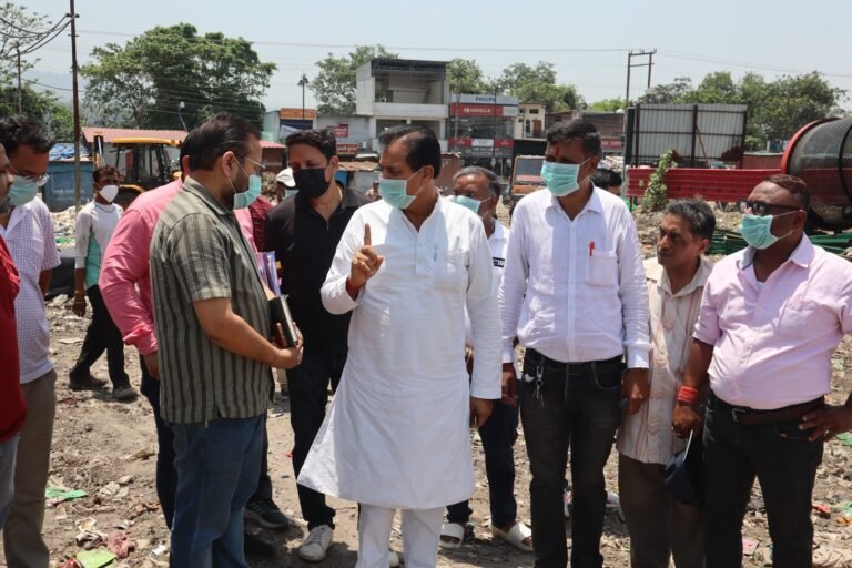विधायक डॉ. प्रेमचंद ने गोविंद नगर स्थित कूड़ाघर का निरीक्षण कर व्यवस्थाओं का जायजा लिया