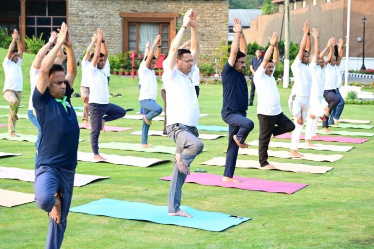 मुख्यमंत्री धामी ने अधिकारियों एवं कर्मचारियों के साथ किया योगाभ्यास
