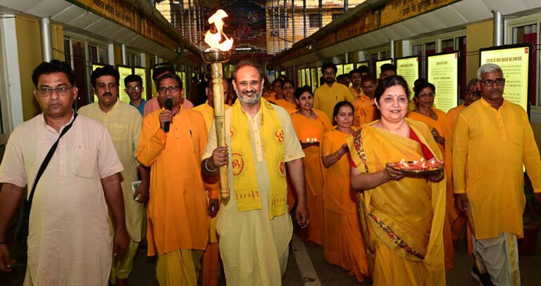 शांतिकुंज में गायत्री जयंती महापर्व से पूर्व निकाली गयी दीप रैली