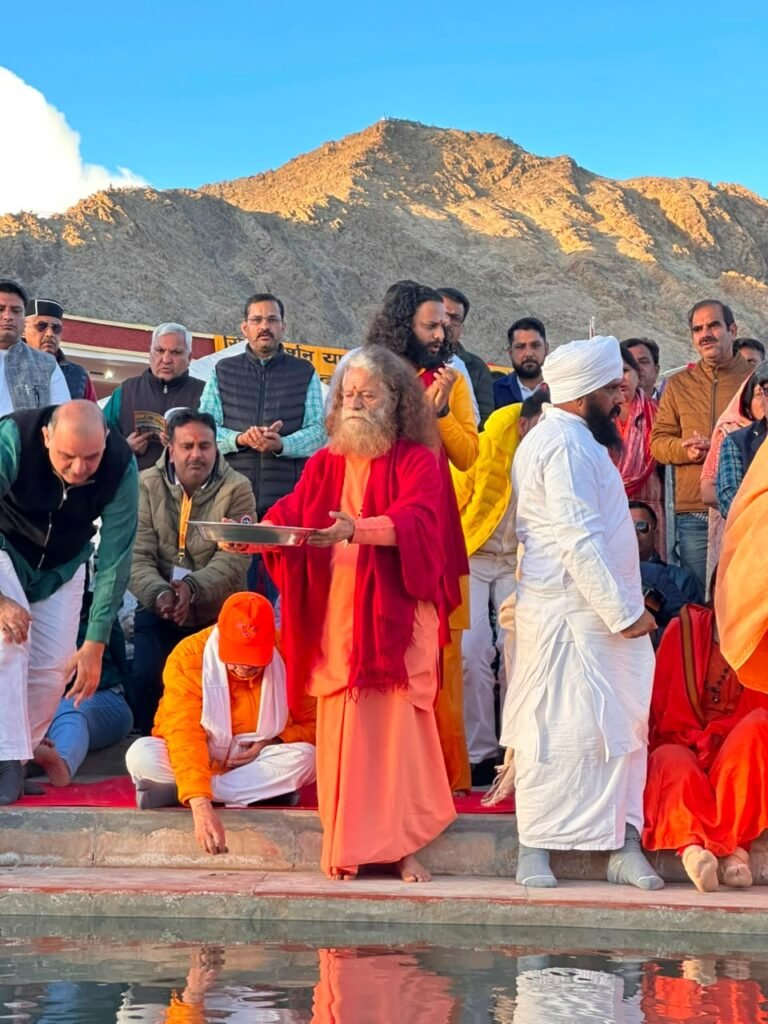 सिंधु नदी तट पर पूज्य स्वामी चिदानन्द सरस्वती के सान्निध्य में हुआ दिव्य जलाभिषेक एवं दिव्य-भव्य आरती