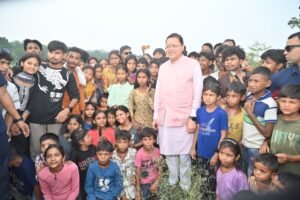 मुख्यमंत्री पुष्कर सिंह धामी को अपने बीच पाकर बच्चे हुए उत्साहित, जमकर खिंचवाईं तस्वीरें