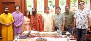 योग गुरु बाबा रामदेव, आचार्य महामंडलेश्वर स्वामी अवधेशानंद गिरी से मिले कृष्णावतारम पार्ट एक के कलाकार 