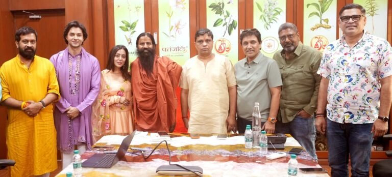 योग गुरु बाबा रामदेव, आचार्य महामंडलेश्वर स्वामी अवधेशानंद गिरी से मिले कृष्णावतारम पार्ट एक के कलाकार 