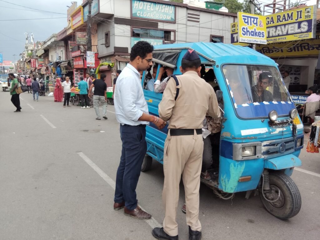 जिलाधिकारी के निर्देश पर परिवहन विभाग की बड़ी कार्रवाई: 7 ऑटो/विक्रम एवं 10 ई-रिक्शा सीज, 30 वाहनों के चालान
