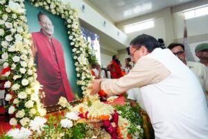 सीएम धामी ने पूर्व मुख्यमंत्री खण्डूड़ी के चित्र पर पुष्प अर्पित कर उन्हें श्रद्धासुमन अर्पित किए