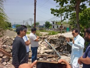 विधायक डॉ. प्रेमचंद ने किया निर्माणाधीन पुलिया का औचक निरीक्षण