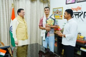 मुख्यमंत्री पुष्कर सिंह धामी से एमएफएन लाइटवेट विश्व चैम्पियन दिगंबर सिंह रावत ने की शिष्टाचार भेंट