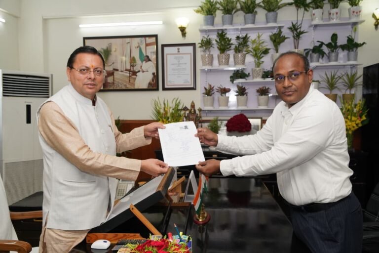 विशेष गहन पुनरीक्षण SIR कार्यक्रम के तहत मुख्यमंत्री धामी को सौंपा गणना फॉर्म