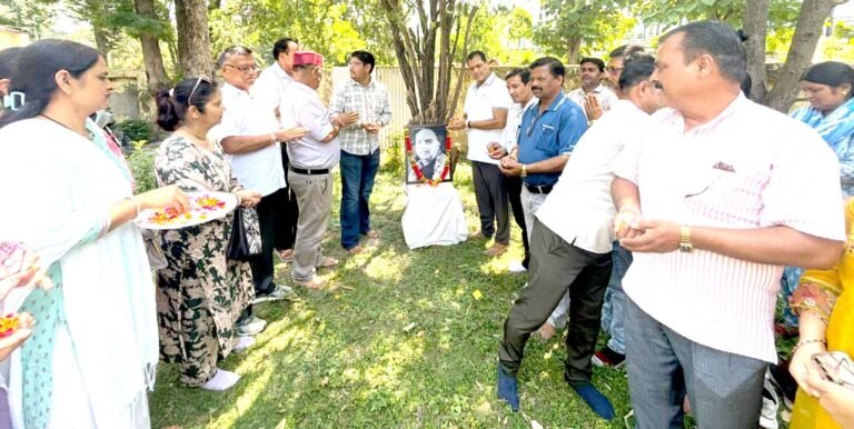 विधायक डॉ. अग्रवाल ने डॉ. मुखर्जी के चित्र पर पुष्प अर्पित करते हुए उनके राष्ट्रहित में दिए गए योगदान को स्मरण किया