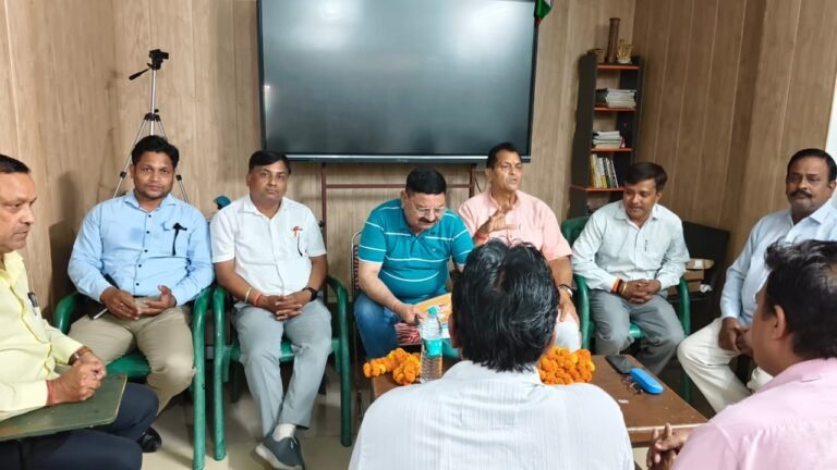 विशेष गहन पुनरीक्षण कार्यक्रम के अंतर्गत मंडल शक्ति केंद्र प्रभारी एवं शक्ति केंद्र पालक (वरिष्ठ कार्यकर्ताओं) की बैठक आयोजित