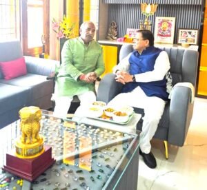 मुख्यमंत्री धामी ने विधायक अरविंद पांडेय के आवास पहुंचकर परिजनों से की भेंट