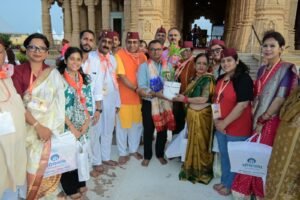 उत्तराखंड के तीर्थ यात्रियों ने हरेला की पूर्व संध्या पर सोमनाथ परिसर में सीएम धामी द्वारा दिया गया रुद्राक्ष का पेड़ लगाया गया