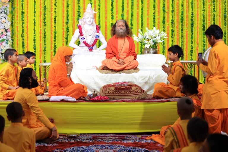 परमार्थ निकेतन में दिव्यता व भव्यता के साथ मनाया गुरू पूजन-पादुका पूजन