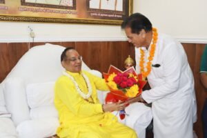 गुरू पूर्णिमा पर विधायक डॉ. प्रेमचंद ने स्वामी ब्रह्मस्वरूप ब्रह्मचारी से लिया आशीर्वाद