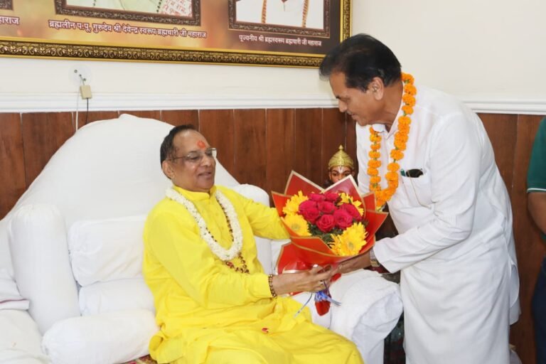 गुरू पूर्णिमा पर विधायक डॉ. प्रेमचंद ने स्वामी ब्रह्मस्वरूप ब्रह्मचारी से लिया आशीर्वाद