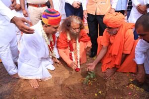 राजस्थान की पावन धरा पर बिश्नोई समाज ने पूज्य स्वामी चिदानन्द सरस्वती के पावन सान्न्ध्यि में किया पौधारोपण