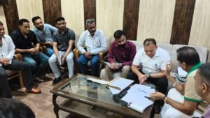 विधायक डॉ. प्रेमचंद ने गुमानीवाला एवं भट्टोवाला ग्रामीण क्षेत्रों में विद्युत कनेक्शन न दिए जाने की शिकायत पर अधिकारियों के साथ बैठक की