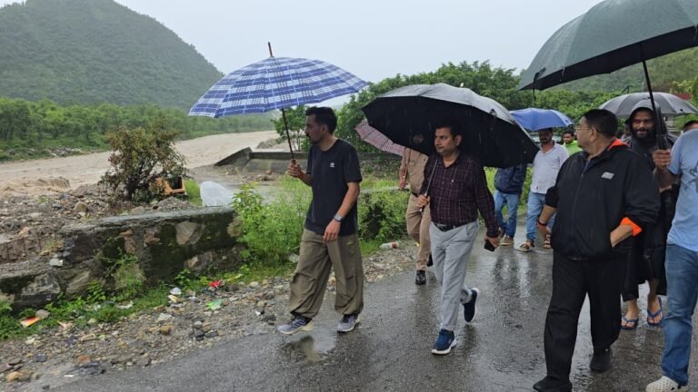 भारी वर्षा के बीच ग्राउंड जीरो पर डटे रहे डीएम डॉ0 आशीष चौहान, स्वयं किया संवेदनशील क्षेत्रों का निरीक्षण