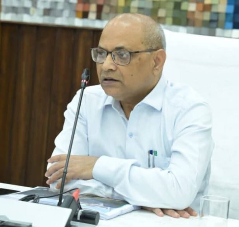 आपदा राहत कार्यों में तेजी लाएं, अवरुद्ध मार्गों को प्राथमिकता से खोलें: आयुक्त आनंद स्वरूप