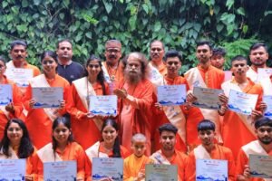परमार्थ निकेतन में आयोजित 14वीं गंगा जागरूकता एवं गंगा आरती प्रशिक्षण कार्यशाला में गंगा तट के पांच राज्यों से आये पुरोहितों और प्रतिभागियों ने आज परमार्थ पीठाधीश्वर, पूज्य स्वामी चिदानन्द सरस्वती जी से की भेंट