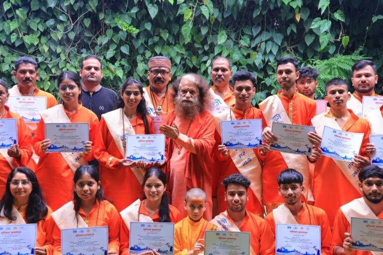 परमार्थ निकेतन में आयोजित 14वीं गंगा जागरूकता एवं गंगा आरती प्रशिक्षण कार्यशाला में गंगा तट के पांच राज्यों से आये पुरोहितों और प्रतिभागियों ने आज परमार्थ पीठाधीश्वर, पूज्य स्वामी चिदानन्द सरस्वती जी से की भेंट