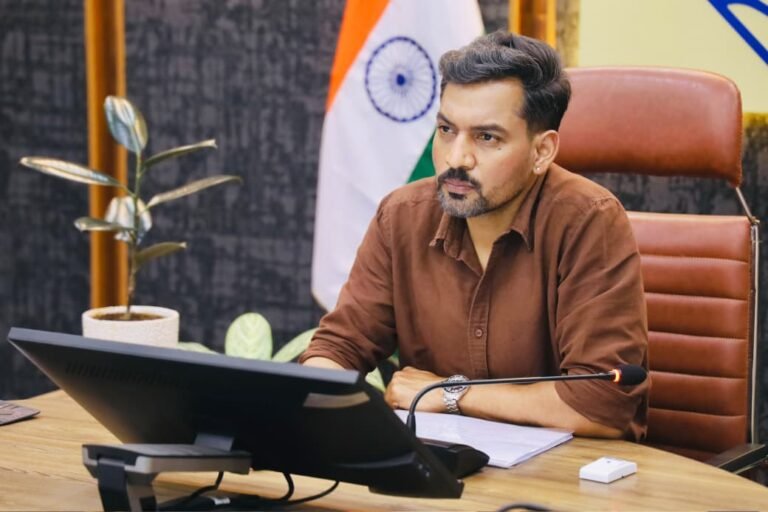 जिला चिकित्सालय के घटते राजस्व के कारणों की जांच कर विस्तृत रिपोर्ट प्रस्तुत करने के डीएम  ने दिए निर्देश