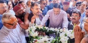 मुख्यमंत्री धामी ने पूर्व कैबिनेट मंत्री स्व. हीरा सिंह बिष्ट के पार्थिव शरीर पर पुष्पचक्र अर्पित कर श्रद्धांजलि दी