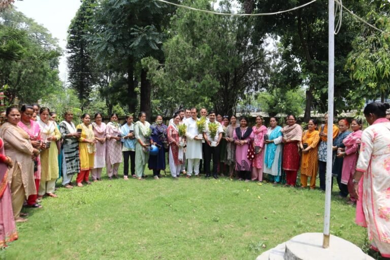 विधायक डॉ. प्रेमचंद ने “विश्व प्रकृति संरक्षण दिवस” के उपलक्ष्य में पौधों का वितरण कर पर्यावरण संरक्षण का संदेश दिया