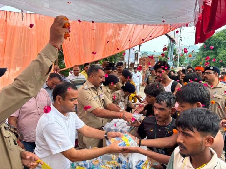 जिलाधिकारी और एसएसपी ने कांवडियों का फूल-मालाओं से स्वागत कर फल और जूस किया वितरित