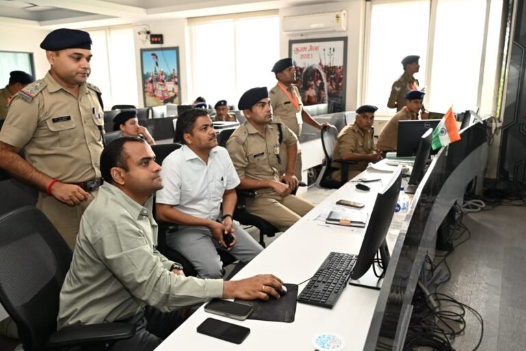 जिलाधिकारी ने कांवड़ यात्रा की व्यवस्थाओं का सीसीआर कंट्रोल रूम पहुंचकर लिया जायजा