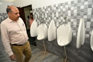 मुख्य विकास अधिकारी ने किया विकास भवन स्थित शौचालयों की साफ-सफाई व्यवस्थाओं का निरीक्षण