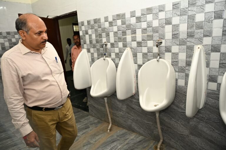 मुख्य विकास अधिकारी ने किया विकास भवन स्थित शौचालयों की साफ-सफाई व्यवस्थाओं का निरीक्षण