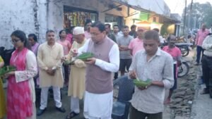 मुख्यमंत्री धामी ने ‘लोकल फॉर वोकल’ को दिया प्रोत्साहन, लोहियाहेड में पैदल पहुंचकर स्थानीय स्टॉल पर लिया टिकी का स्वाद