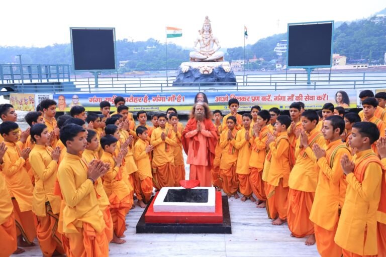 भारत के मस्तक पर साहित्य, संस्कृति और स्वाभिमान का स्वर्णिम मुकुट सजाने वाले गुरुदेव रबीन्द्रनाथ टैगोर जी की पुण्यतिथि पर परमार्थ निकेतन में भावपूर्ण श्रद्धांजलि