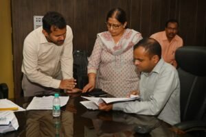 जिलाधिकारी ने तहसील कार्यालय रुड़की में चले एसआईआर कार्य का लिया जायजा