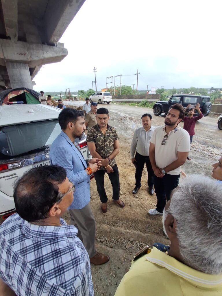 दिल्ली-देहरादून आर्थिक कॉरिडोर से जुड़ी 12 किमी ग्रीनफील्ड बाईपास परियोजना का डीएम ने किया निरीक्षण