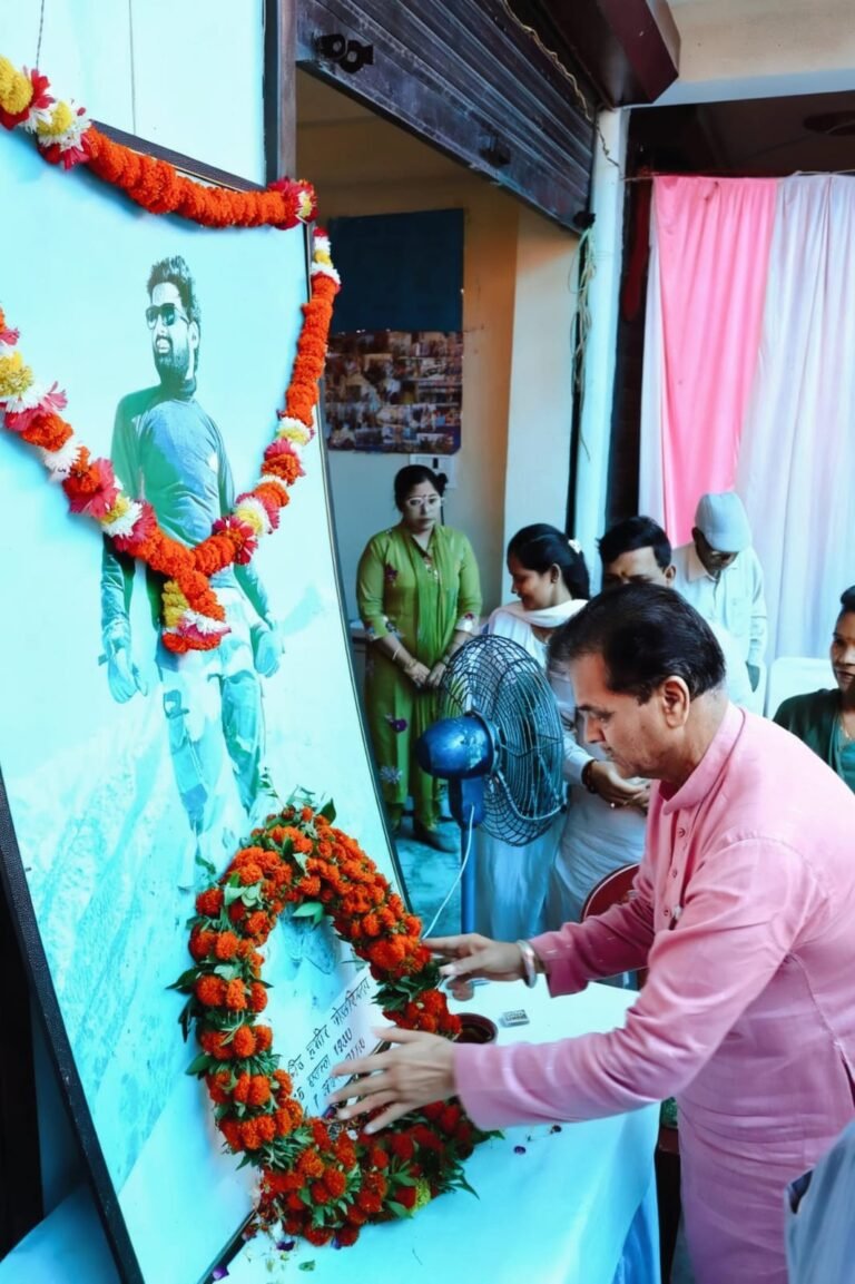 विधायक डॉ. प्रेमचंद ने शहीद हमीर पोखरियाल के चित्र पर पुष्पचक्र अर्पित कर भावभीनी श्रद्धांजलि दी