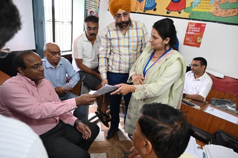 मुख्य निर्वाचन अधिकारी ने किया मतदान केंद्रों का निरीक्षण, मतदाताओं से लिया फीडबैक