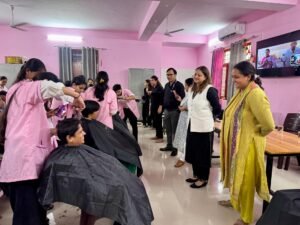 नारी निकेतन की संवासिनियों और बालिका निकेतन की बालिकाओं के लिए विशेष हेयर ग्रूमिंग एवं पर्सनल केयर क्लास