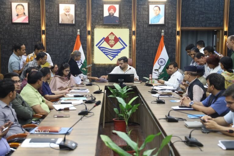 समाधान दिवस में डीएम ने 109 फरियादियों की समस्याएं सुनी, अधिकांश मामलों का मौके पर निस्तारण