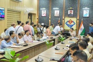 कलेक्ट्रेट में समाधान दिवसः 140 जनसमस्याएं प्रस्तुत, नाले पर कब्जे से लेकर पेंशन ठगी और संपत्ति विवादों पर डीएम के कड़े निर्देश