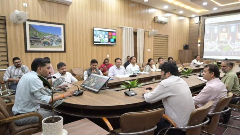 विशेष गहन पुनरीक्षण की आयोग की टीम ने की समीक्षा