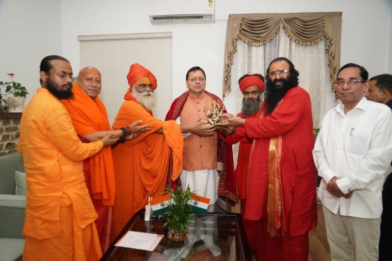मुख्यमंत्री श्री पुष्कर सिंह धामी से साधु-संतों के प्रतिनिधिमंडल ने की भेंट