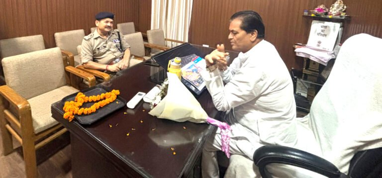 पुलिस क्षेत्राधिकारी तुषार बोरा ने की विधायक डॉ. प्रेमचंद से शिष्टाचार भेंट