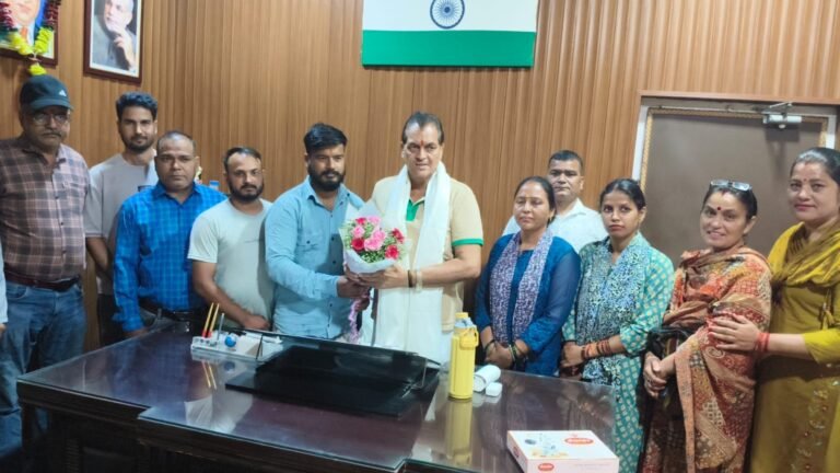  छिद्दरवाला में अवैध नशा मुक्ति केंद्र के बंद होने पर क्षेत्रीय जनता ने विधायक डॉ. प्रेमचंद का आभार जताया